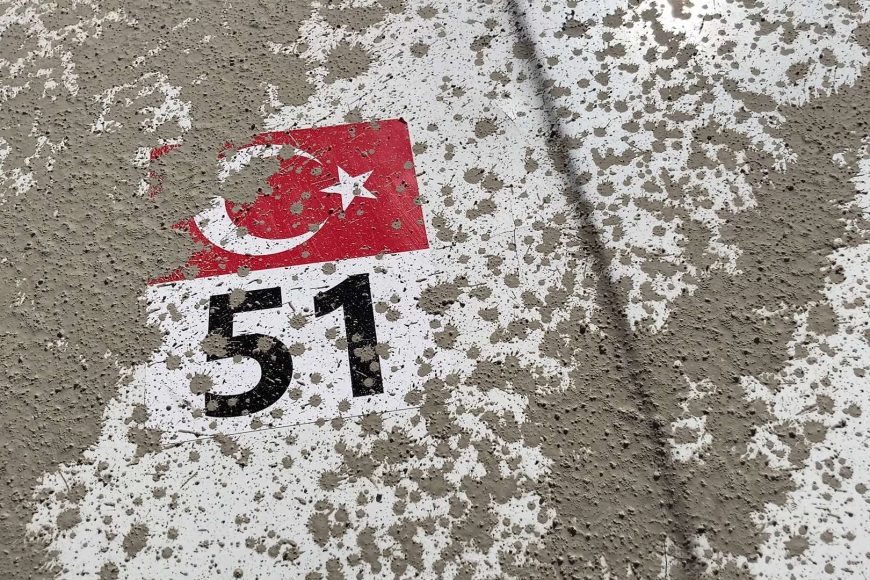 Kaportadaki kurumuş beton lekelerini nasıl çıkartabilirim?